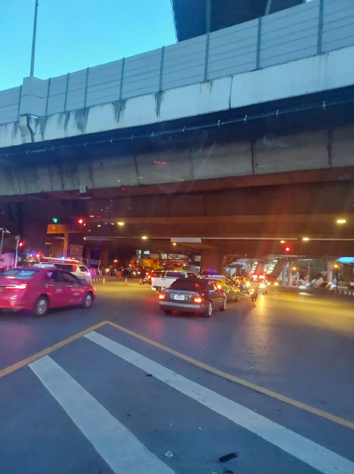 รถติดมาก ปิดถนนเพชรเกษม ขาออก รถเทรลเลอร์ พลิกตะแคง ใต้ BTS บางหว้า