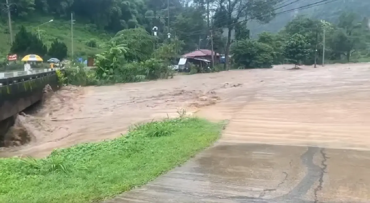 ด่วน น้ำท่วมแม่ฮ่องสอน น้ำป่าทะลักหลายจุด ระดับน้ำสูงเรื่อยๆ