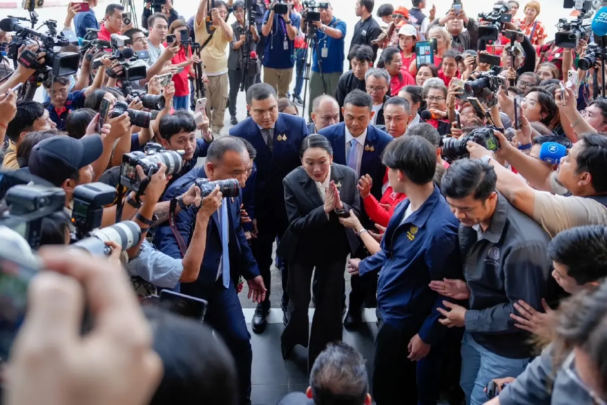 ‘แพทองธาร’ สวมกอด ‘พจมาน’ สส.ร่วมให้กำลังใจหลังพ้นนายกฯ