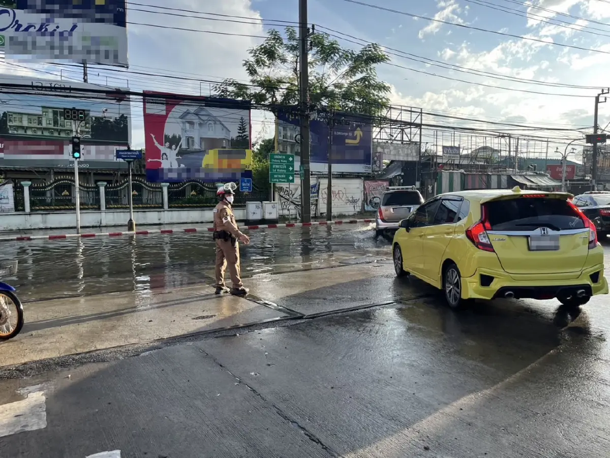 ฝนตกแต่เช้า น้ำท่วมขังสูง 20 ซม. แยกสนามบินสุวรรณภูมิ รถชะลอตัว