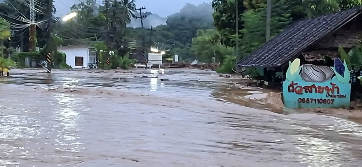 ฤทธิ์คาจิกิ ฝนตกหนักแม่ฮ่องสอน น้ำป่าซัดแรง พัดรถยนต์ไหลตามน้ำ