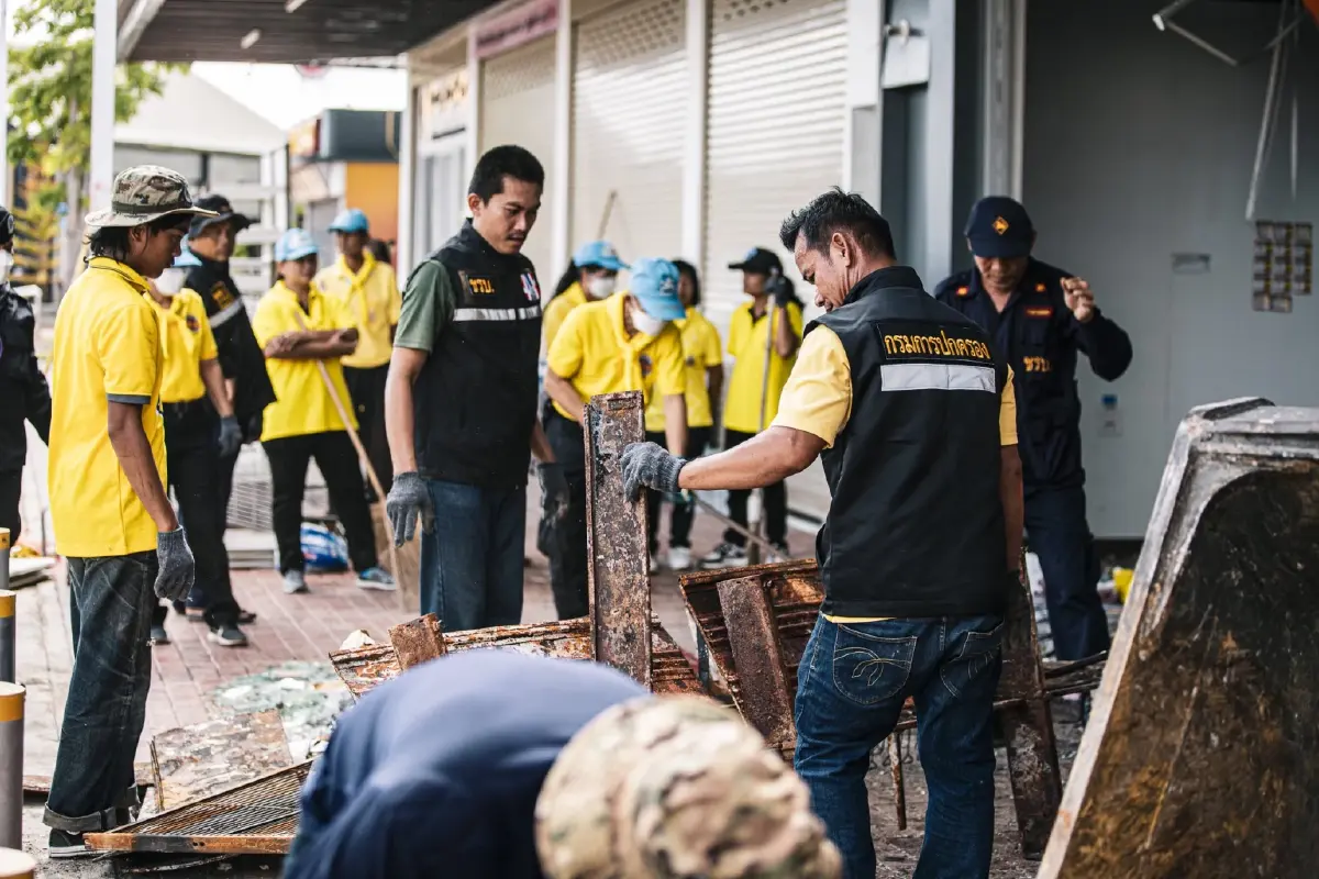 จิตอาสา เก็บกู้ซาก 7-11 ปตท.บ้านผือ ศรีสะเกษ ถูก BM-21 กัมพูชาตกใส่