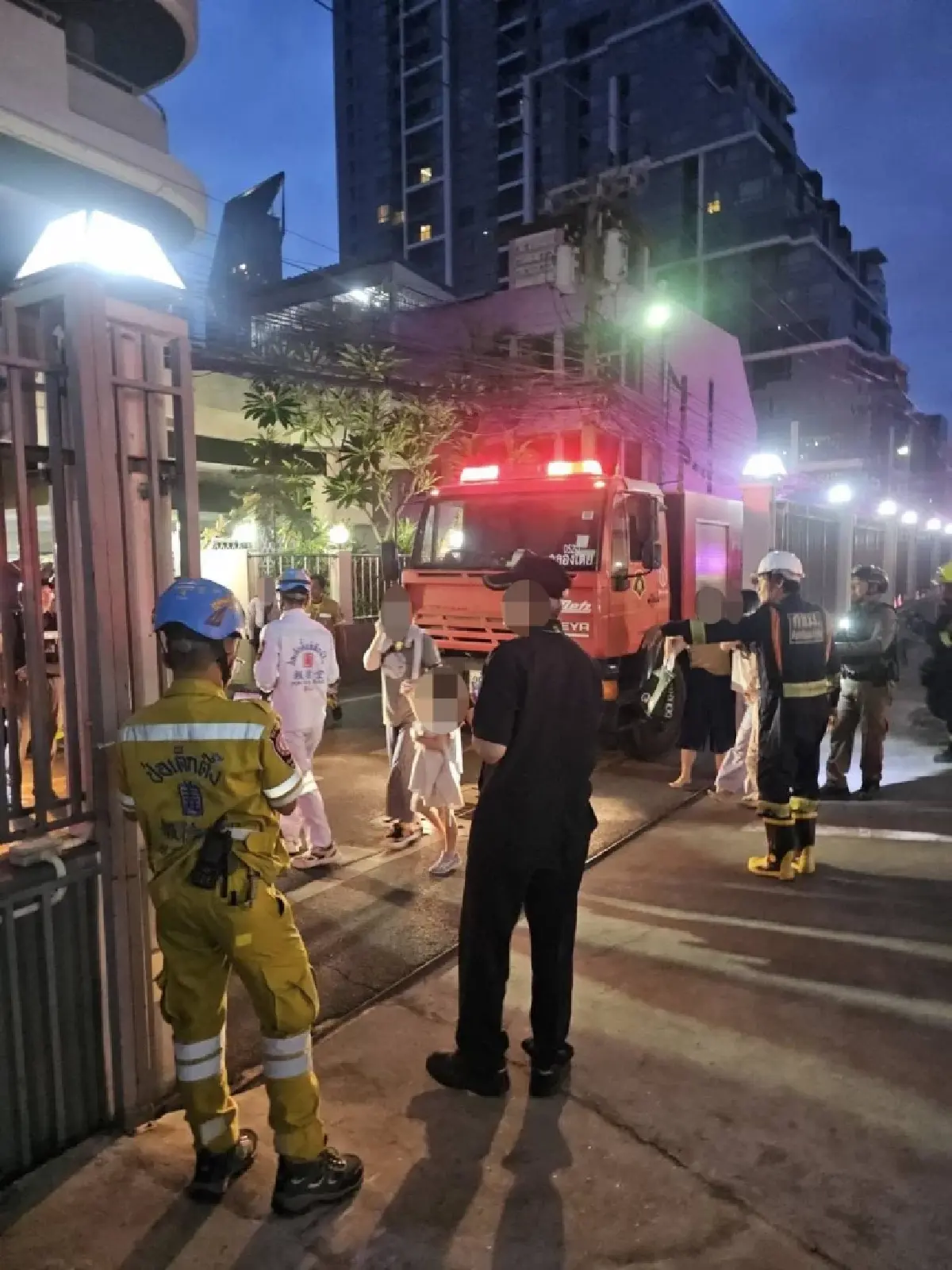 ด่วน เกิดเหตุ ไฟไหม้โรงแรมหรู สุขุมวิท 39 เขตวัฒนา อพยพหนีตายวุ่น