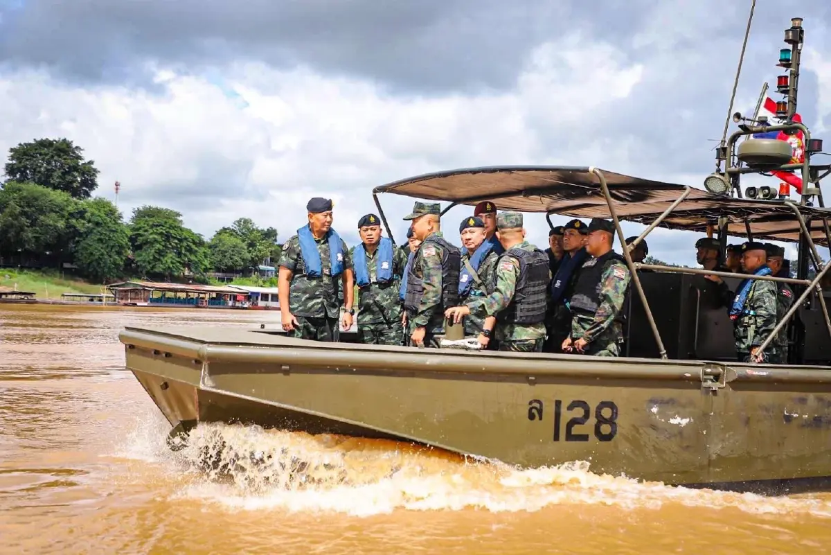 ผบ.ทบ.เยี่ยม 'ภูมะเขือ' ให้กำลังใจทหาร ย้ำทำหน้าที่ระมัดระวัง