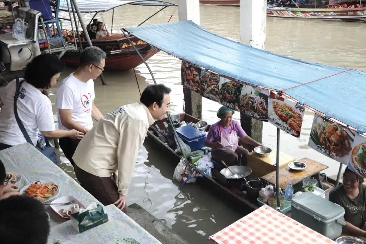 'หวยเกษียณ' โรดโชว์ตลาดร่มหุบ – อัมพวา ชู'ซื้อหวย เงินไม่หาย'