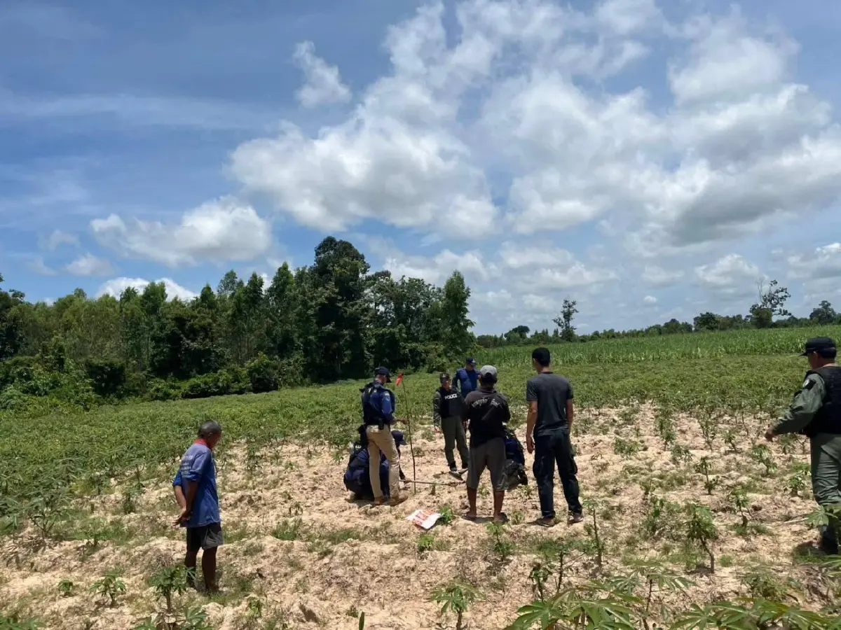 ชุด EOD สุรินทร์ รุดตรวจหลุมระเบิดจรวด BM-21 ตก อ.กาบเชิง กว่า 10 จุด กระสุนอื้อ