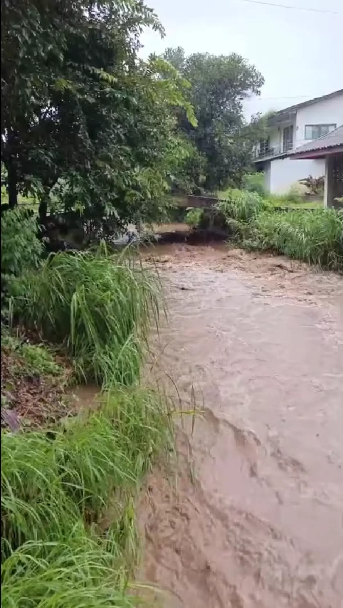 ด่วน น้ำท่วมแม่ฮ่องสอน น้ำป่าทะลักหลายจุด ระดับน้ำสูงเรื่อยๆ