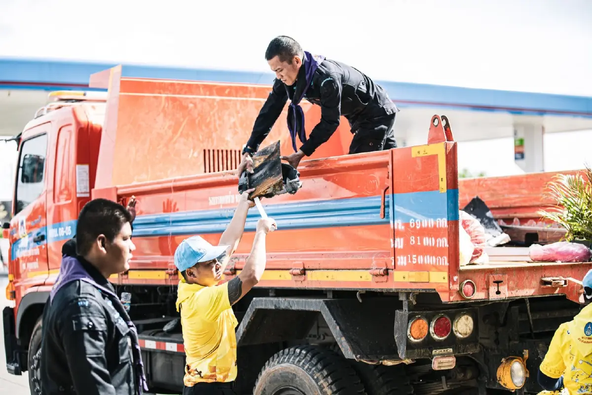 จิตอาสา เก็บกู้ซาก 7-11 ปตท.บ้านผือ ศรีสะเกษ ถูก BM-21 กัมพูชาตกใส่