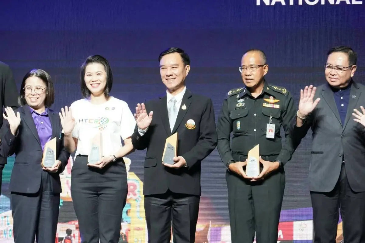 กรมพัฒนาที่ดิน รับมอบโล่ฯ ส่งเสริมความรู้ด้านดิน แก่เยาวชน