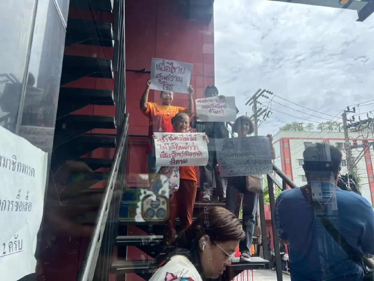 'เท้ง-บิ๊กเนม ปชน.' เข้าพรรครอขันหมาก พท. ปัดตอบหนุนใครนายกฯ