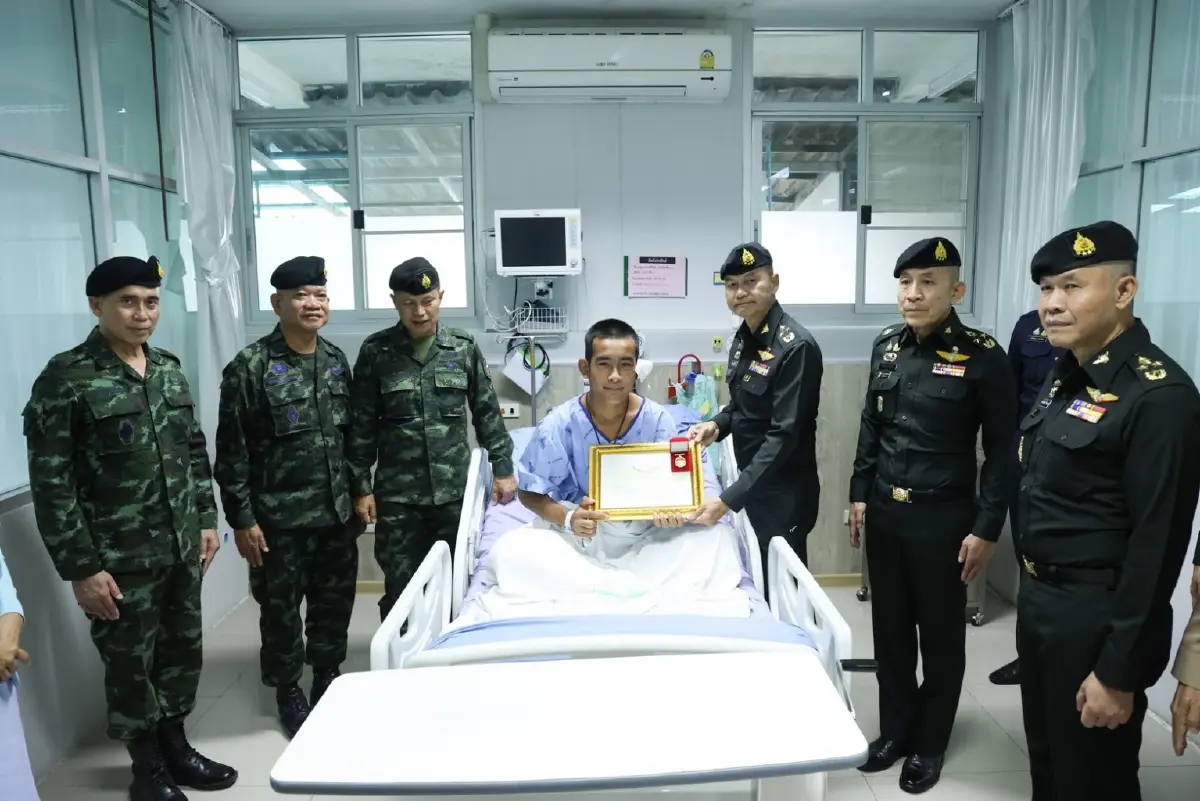 ปลัด กห. มอบ เหรียญบางระจัน เชิดชูเกียรติ ทหาร ปกป้องอธิปไตยชายแดนไทย - กัมพูชา