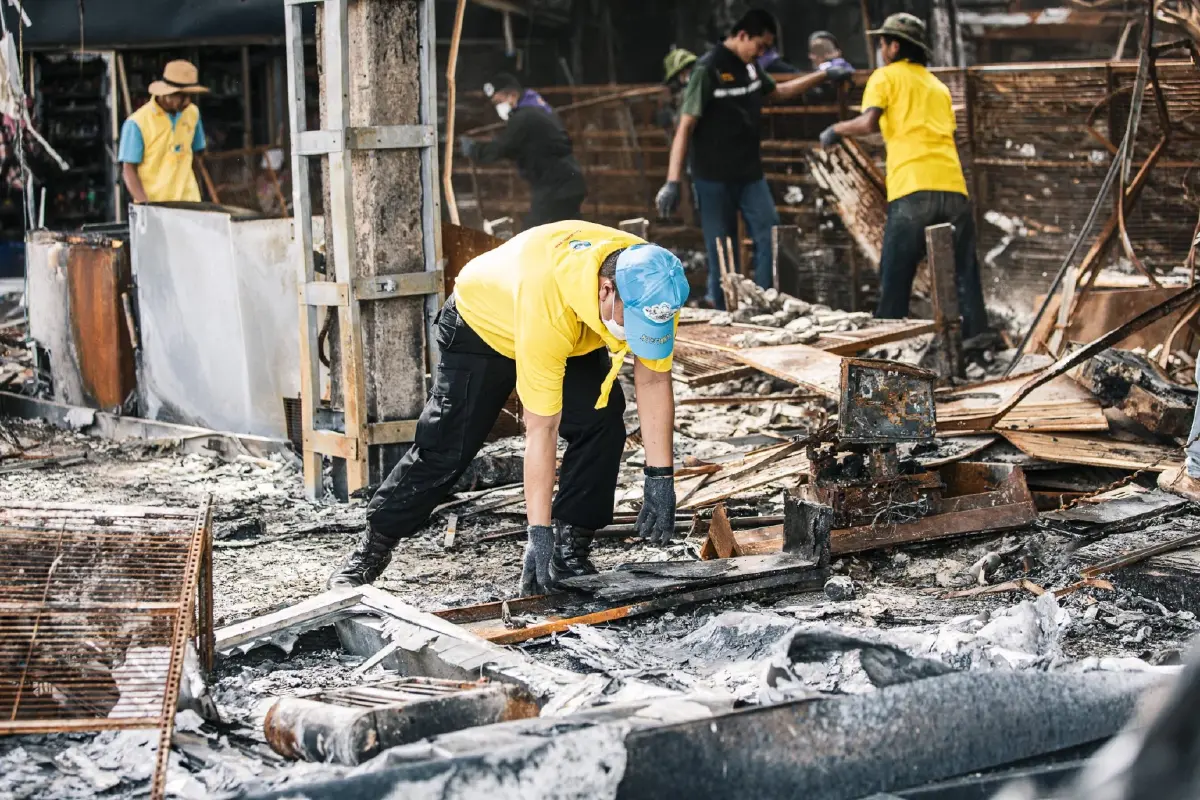 จิตอาสา เก็บกู้ซาก 7-11 ปตท.บ้านผือ ศรีสะเกษ ถูก BM-21 กัมพูชาตกใส่