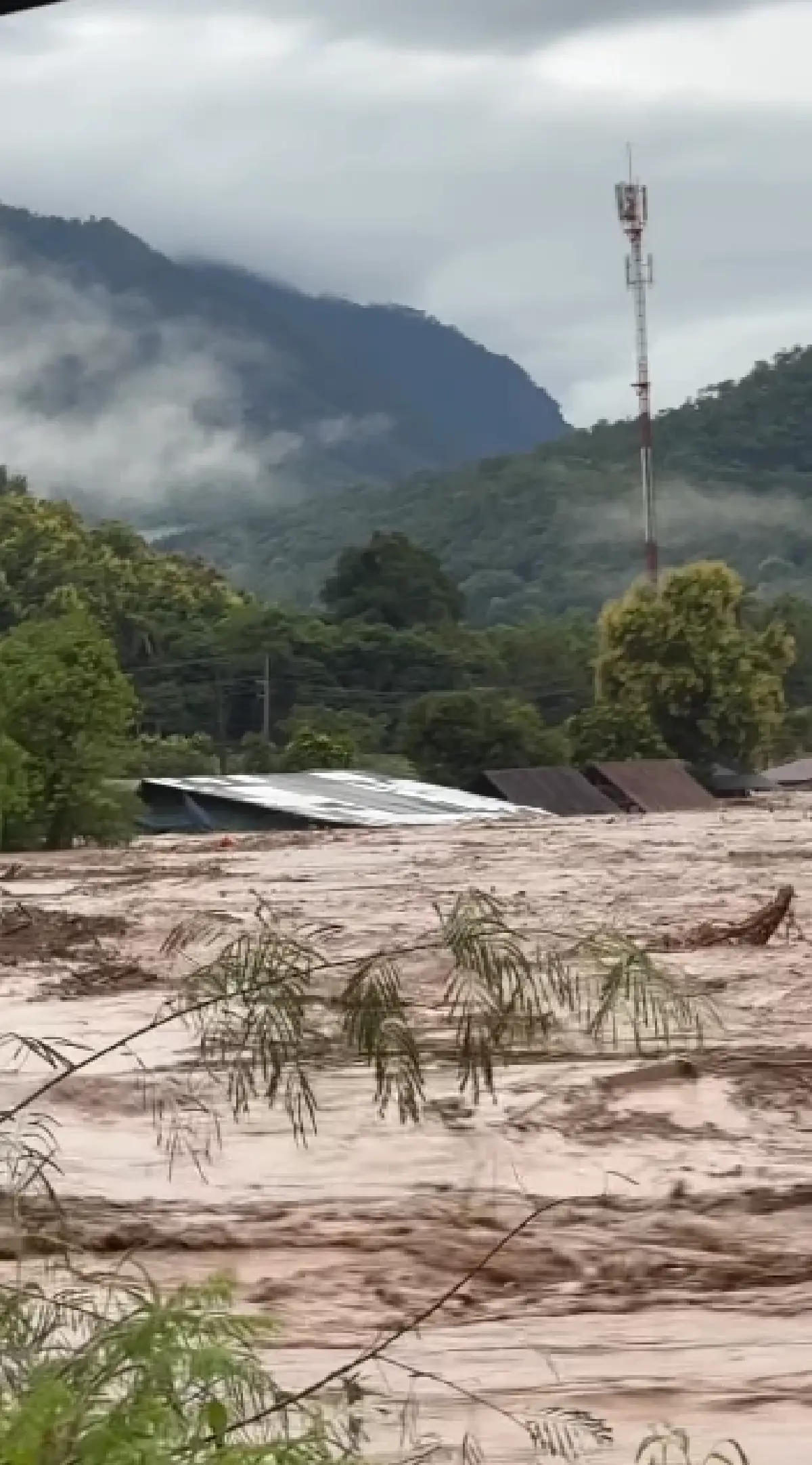 ฤทธิ์คาจิกิ ฝนตกหนักแม่ฮ่องสอน น้ำป่าซัดแรง พัดรถยนต์ไหลตามน้ำ