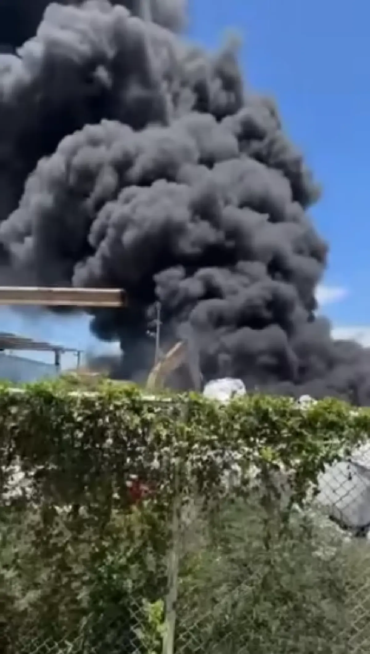 ไฟไหม้ใหญ่ ร้านรับซื้อของเก่า บางปะกง จ.ฉะเชิงเทรา เร่งดับเพลิง