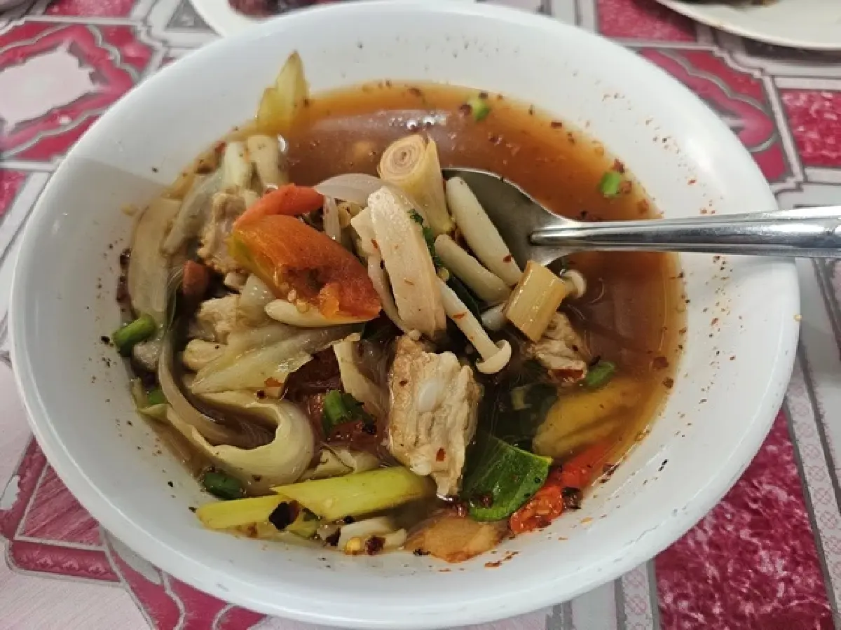 ‘โสเจ๊ง’ ยังไม่เจ๊ง ขายอาหารอีสาน อร่อยมานานใน ‘ย่านอโศก’