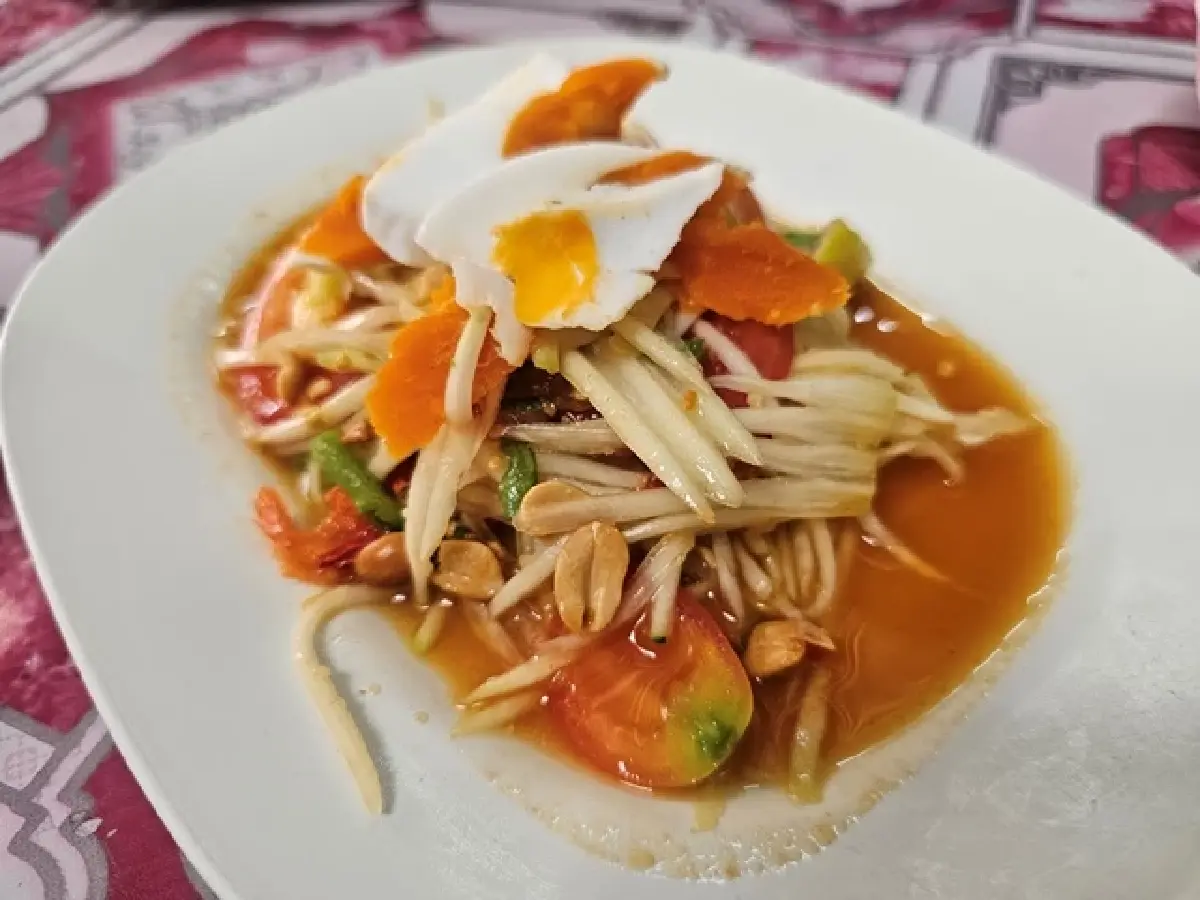 ‘โสเจ๊ง’ ยังไม่เจ๊ง ขายอาหารอีสาน อร่อยมานานใน ‘ย่านอโศก’