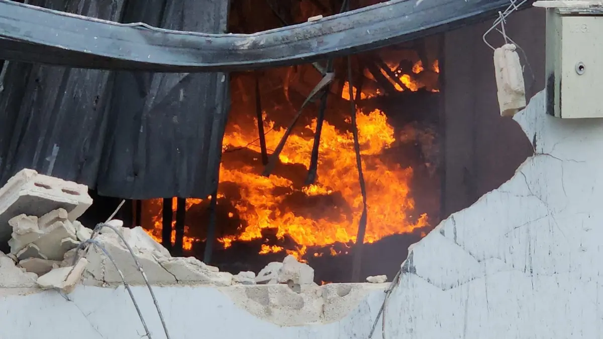 คืบหน้า ไฟไหม้โรงงานเขาย้อยรอบ 3 เพลิงโหมไม่หยุด ระดมดับเพลิง