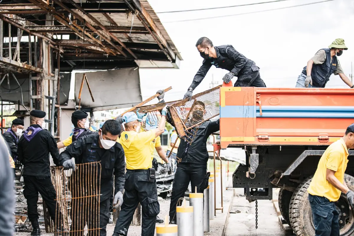 จิตอาสา เก็บกู้ซาก 7-11 ปตท.บ้านผือ ศรีสะเกษ ถูก BM-21 กัมพูชาตกใส่