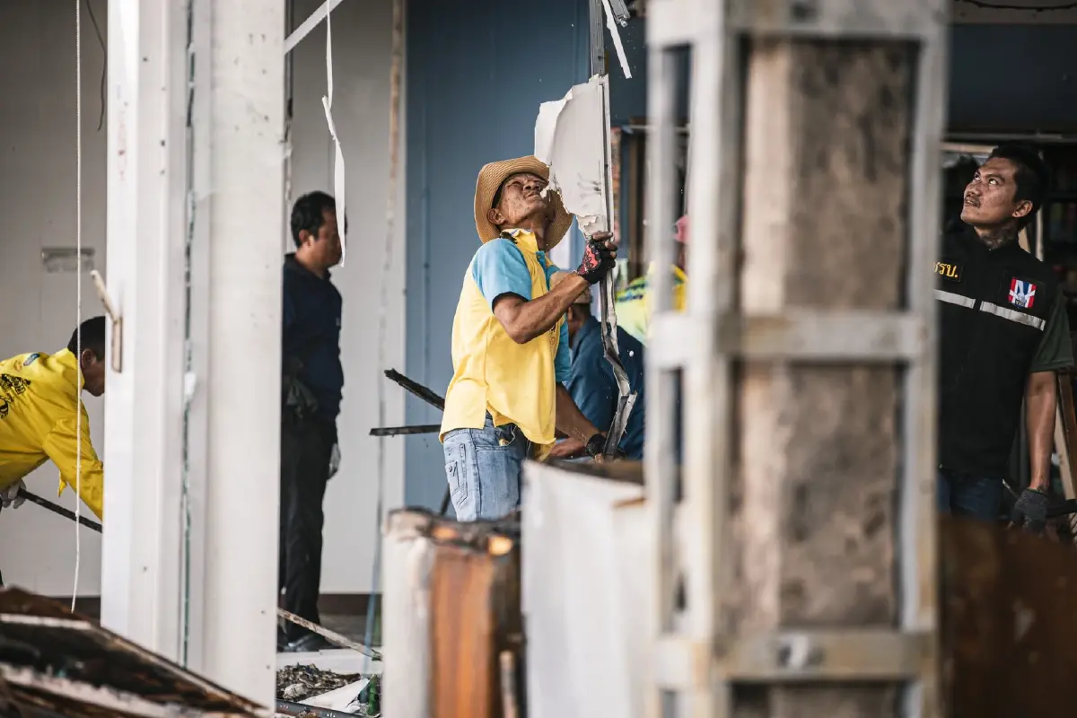 จิตอาสา เก็บกู้ซาก 7-11 ปตท.บ้านผือ ศรีสะเกษ ถูก BM-21 กัมพูชาตกใส่