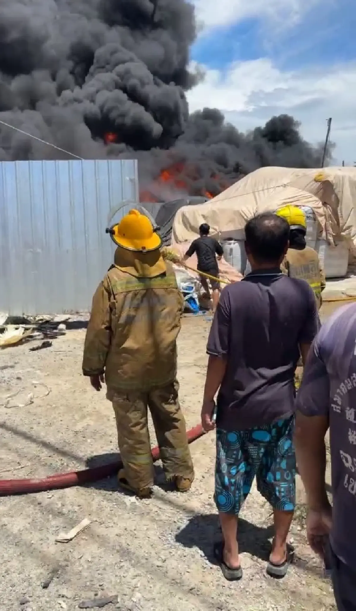 ไฟไหม้ใหญ่ ร้านรับซื้อของเก่า บางปะกง จ.ฉะเชิงเทรา เร่งดับเพลิง