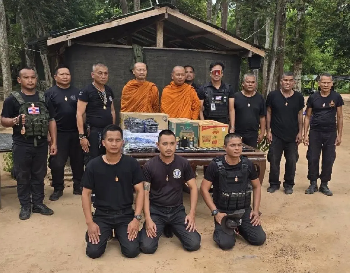 หัวหน้าก้าวอิสระ ส่งกำลังใจทหารแนวหน้า มอบ แผ่นเหล็ก - เครื่องสร้างบังเกอร์