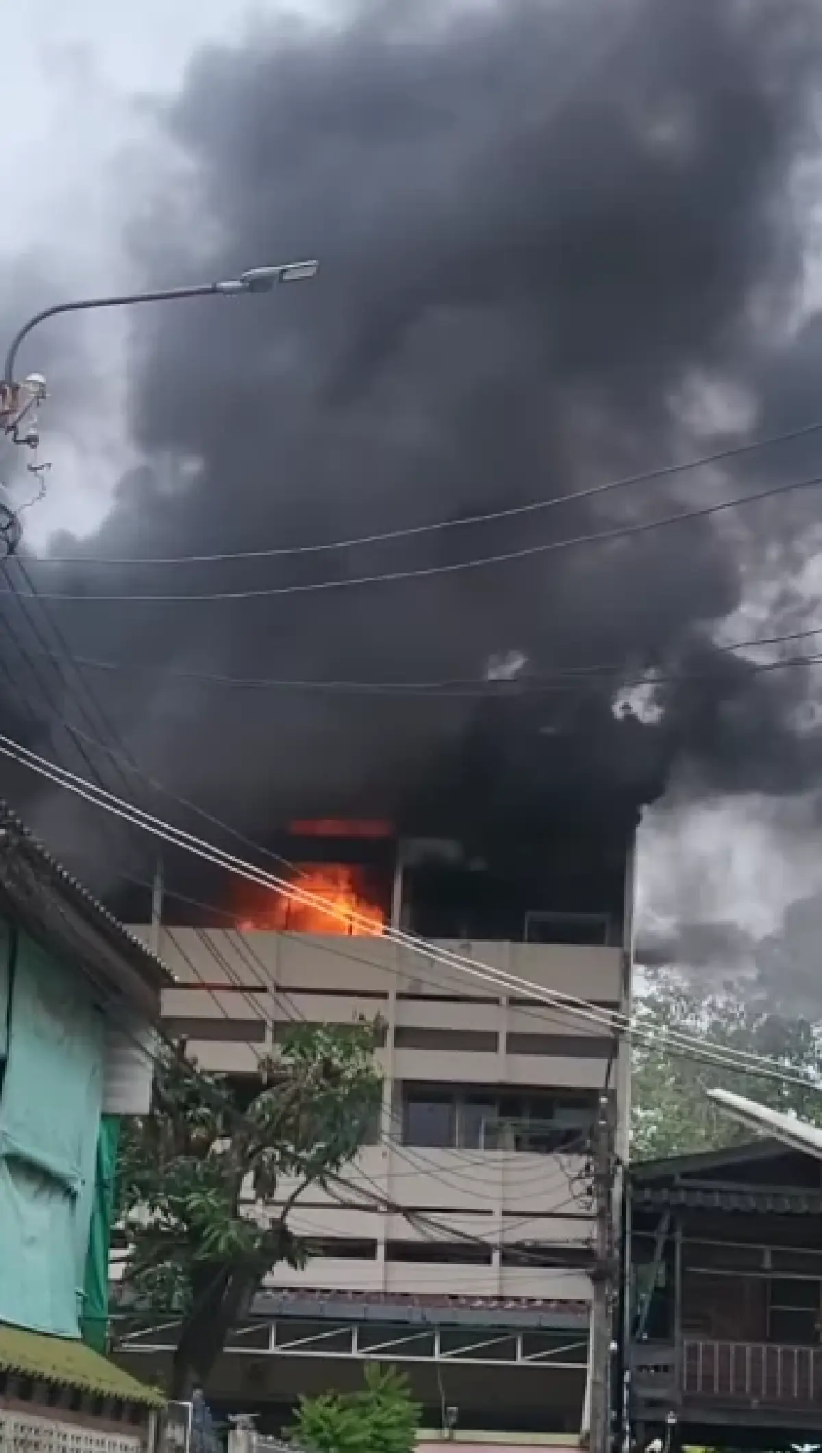 ด่วน ไฟไหม้บ้านปชช. ซ.เจริญนคร 46 เร่งช่วยเหลือผู้ติดค้างในอาคาร