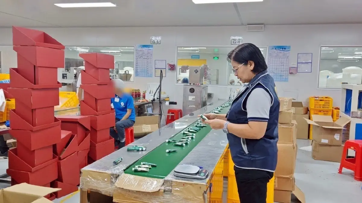 อย.-ปคบ. บุกโรงงานเครื่องสำอาง ผลิตสินค้าเถื่อน มูลค่า 20 ล้าน