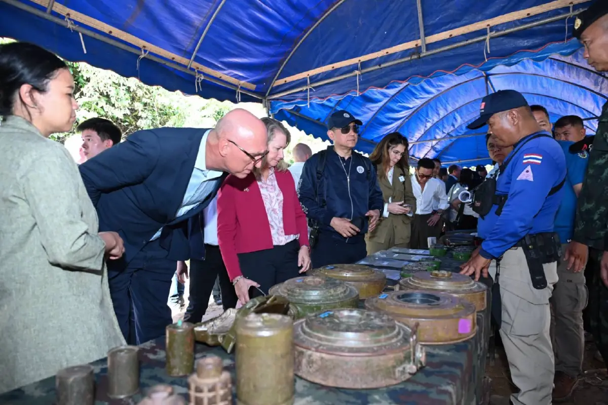 ‘มาริษ’ พาคณะทูต-รัฐภาคีอนุสัญญาออตตาวา ลงพื้นที่ชี้หลักฐานทุุ่นระเบิดกัมพูชา