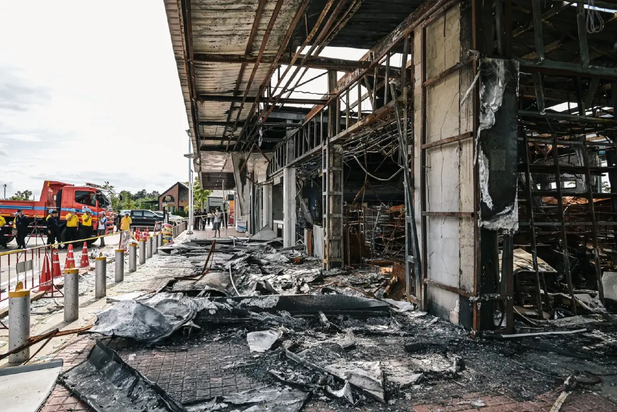 จิตอาสา เก็บกู้ซาก 7-11 ปตท.บ้านผือ ศรีสะเกษ ถูก BM-21 กัมพูชาตกใส่