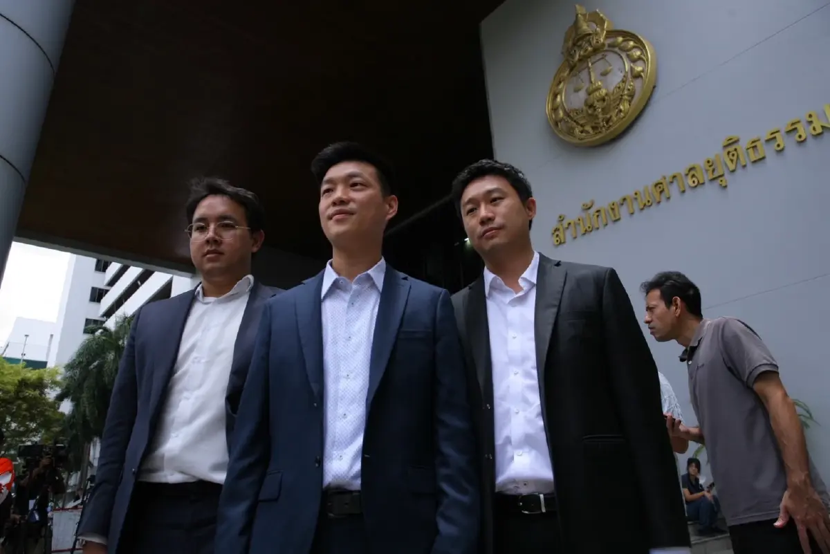 'ณัฐพงษ์' นำทัพ สส.ปชน.พบศาล คดีถูก 'บ.พลังงาน' ฟ้องเรียก 300 ล้าน