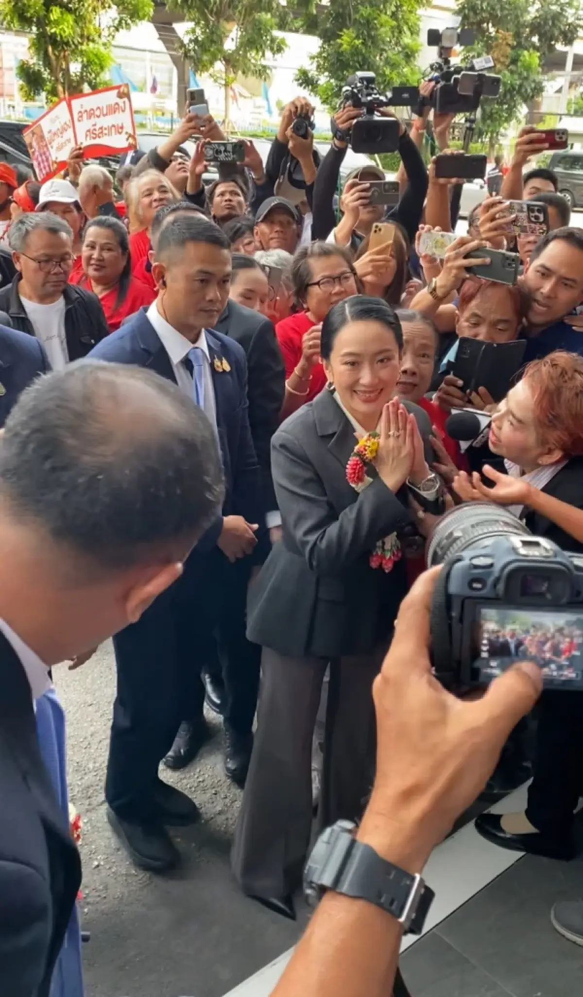 ‘แพทองธาร’ สวมกอด ‘พจมาน’ สส.ร่วมให้กำลังใจหลังพ้นนายกฯ