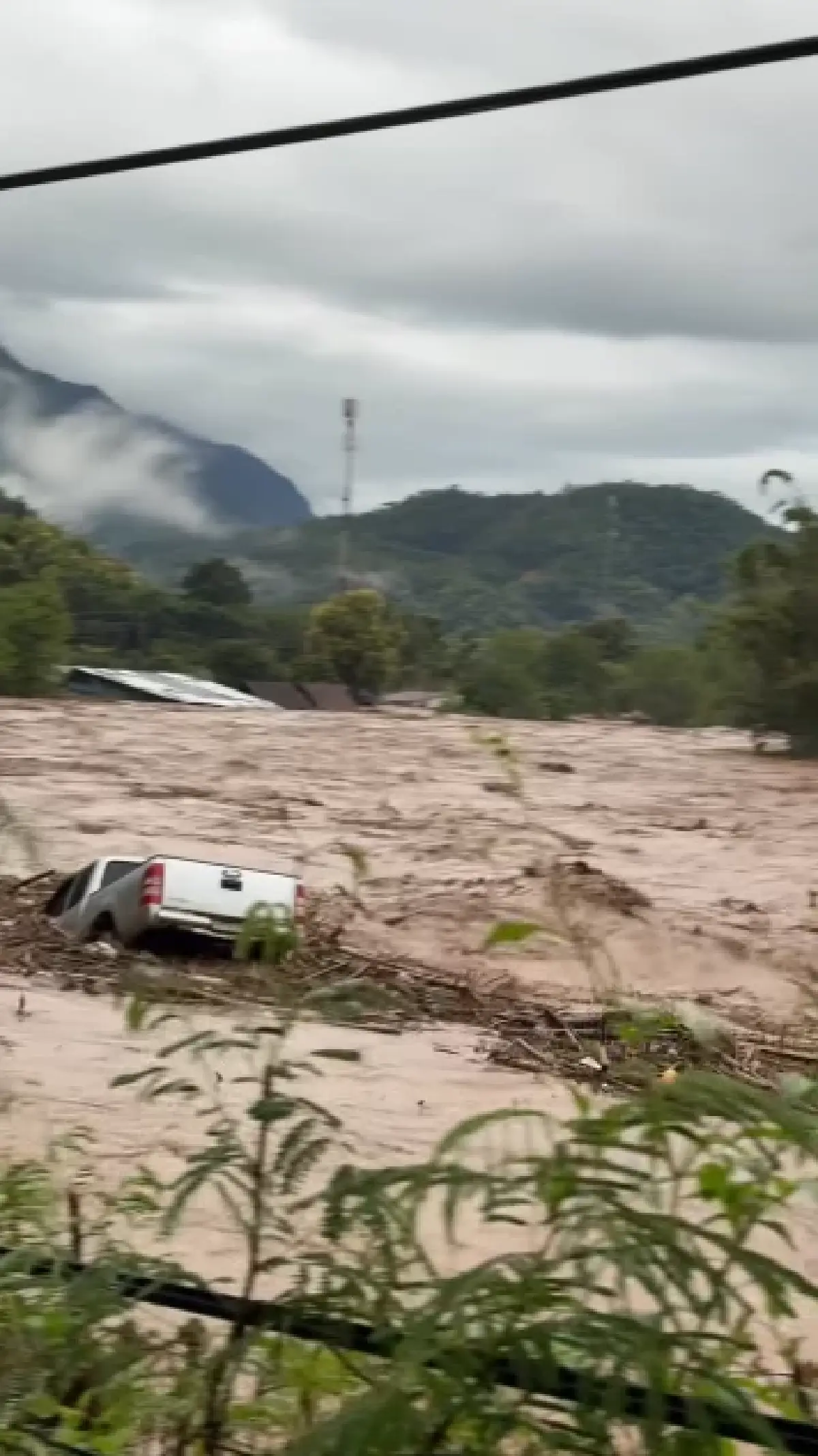 ฤทธิ์คาจิกิ ฝนตกหนักแม่ฮ่องสอน น้ำป่าซัดแรง พัดรถยนต์ไหลตามน้ำ