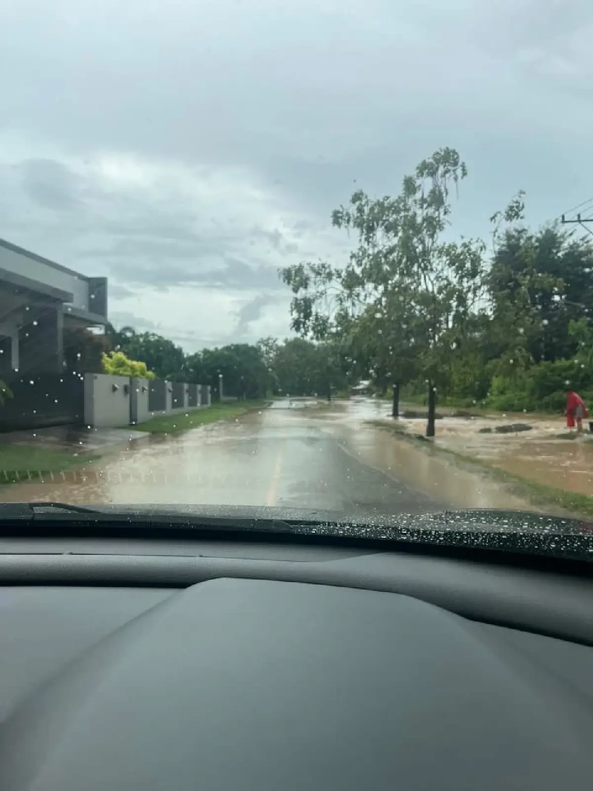 พายุโซนร้อนรุนแรงคาจิกิ ถล่มแพร่ น้ำท่วมหลายจุด ประกาศปิดถนน
