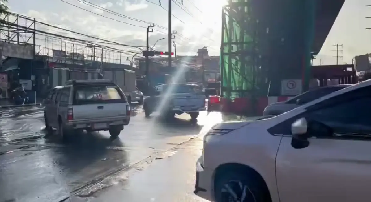 ฝนตกแต่เช้า น้ำท่วมขังสูง 20 ซม. แยกสนามบินสุวรรณภูมิ รถชะลอตัว