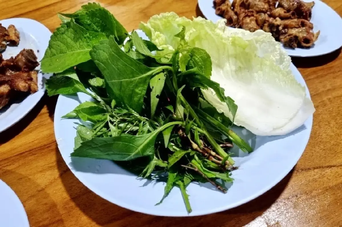 ‘ลาบต้นยาง’ ร้านลาบเชียงใหม่เจ้าของ ‘ตำนาน 40 ปี’ ลำแต้ๆ