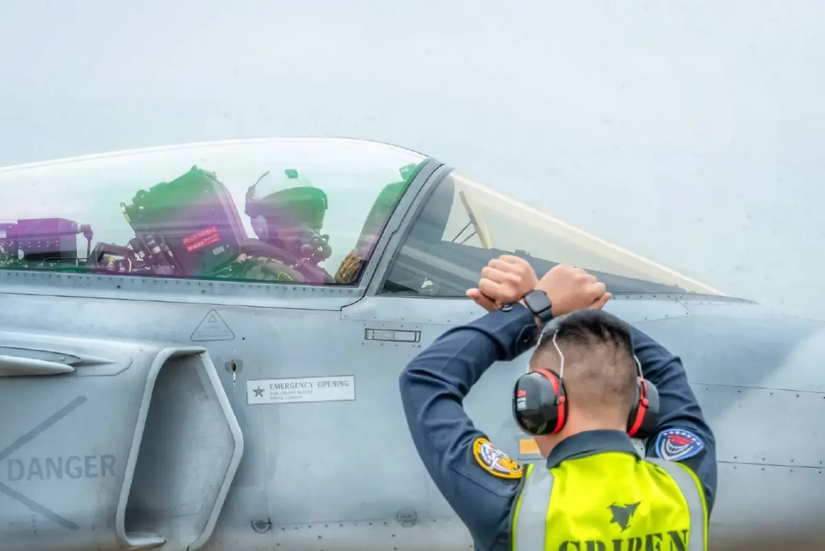 พร้อมรบ! นักรบทางอากาศรุ่นใหม่ ทอ. จบหลักสูตร กริพเพน ล่าสุด