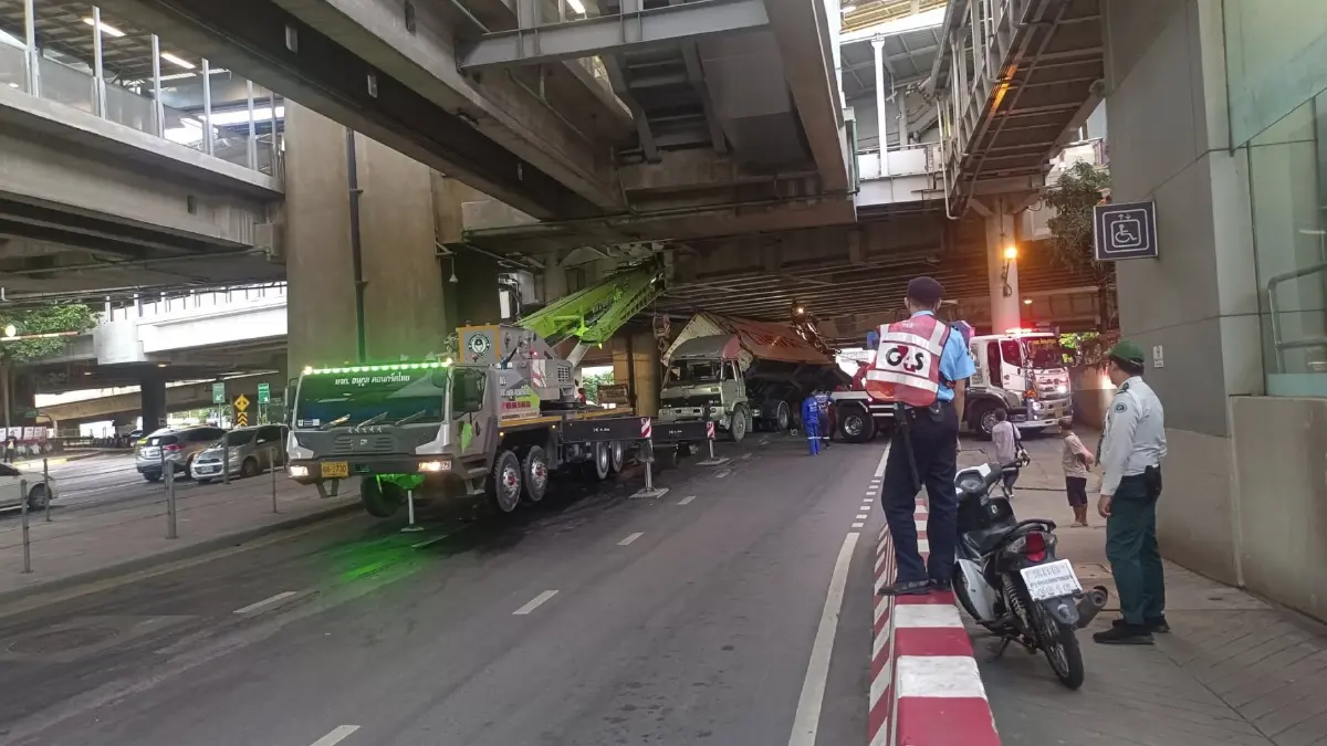 รถติดมาก ปิดถนนเพชรเกษม ขาออก รถเทรลเลอร์ พลิกตะแคง ใต้ BTS บางหว้า