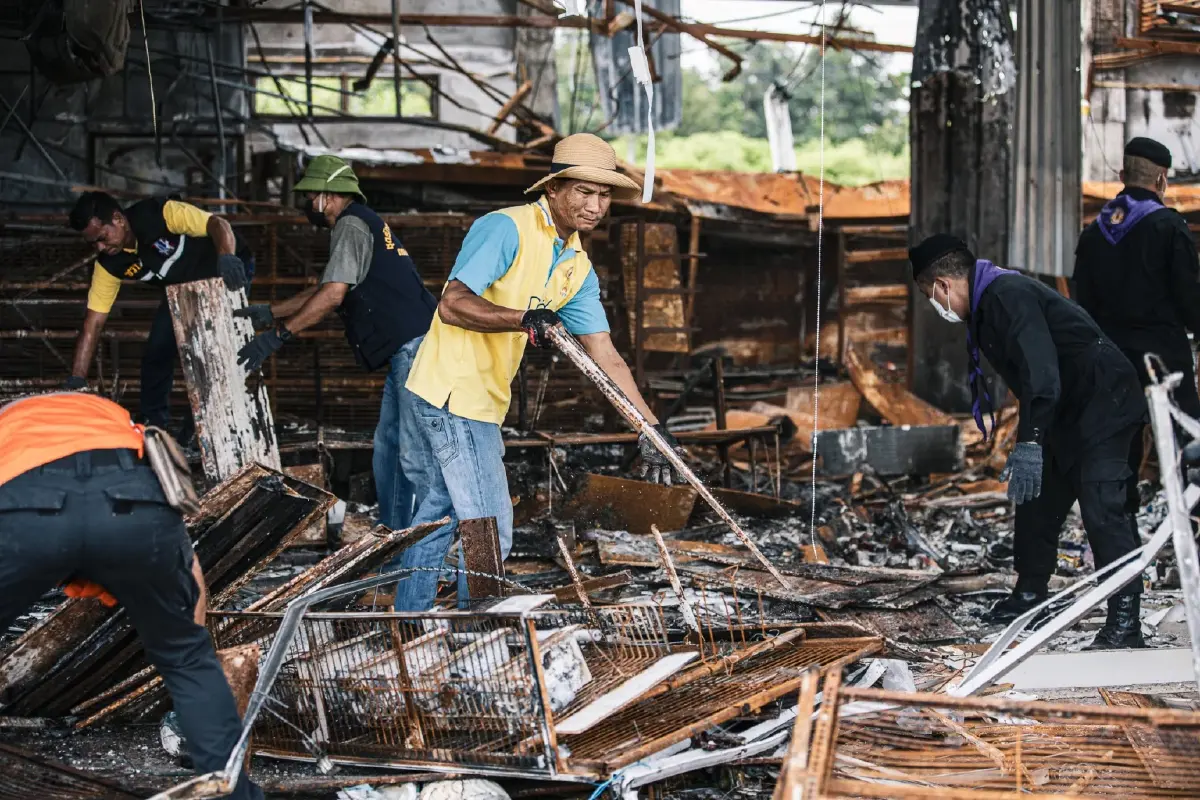 จิตอาสา เก็บกู้ซาก 7-11 ปตท.บ้านผือ ศรีสะเกษ ถูก BM-21 กัมพูชาตกใส่