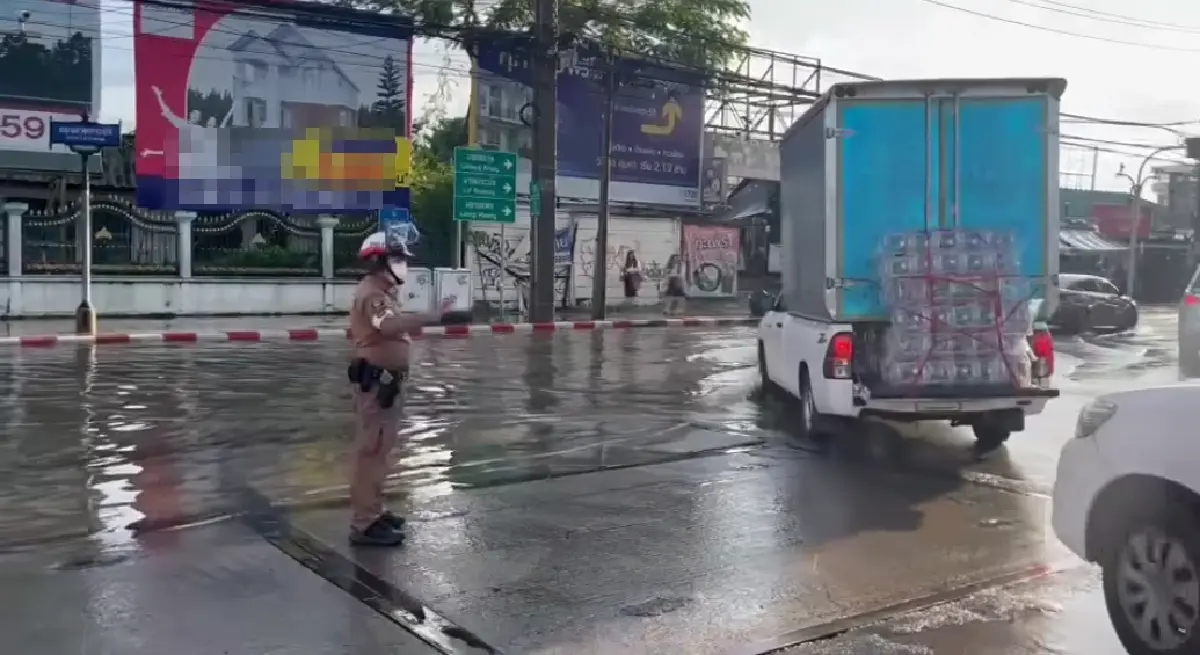 ฝนตกแต่เช้า น้ำท่วมขังสูง 20 ซม. แยกสนามบินสุวรรณภูมิ รถชะลอตัว