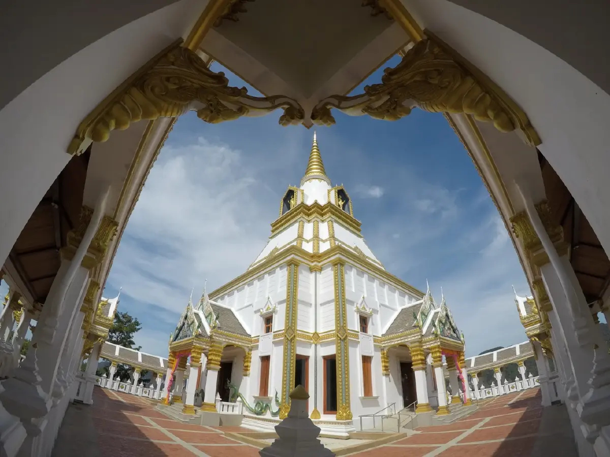 สุดแผ่นดินที่... แหลมสัก