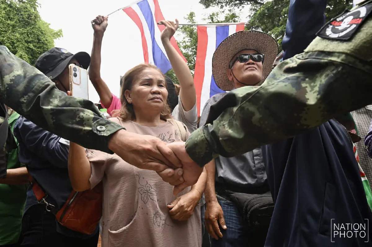 พร้อมชนเขมร 'เจ๊เอ๋' ร่วมทีมชาวบ้าน-กลุ่มคนไทยรักชาติ บุกชายแดนสระแก้ว