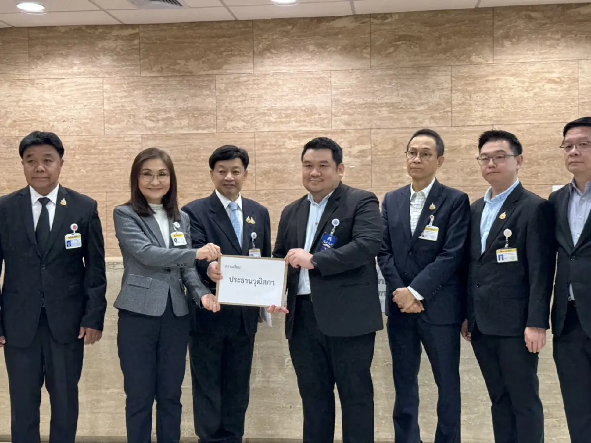 'สว.ข้างน้อย' ฝ่ากระแสล็อบบี้ รวมชื่อ 30 คน ยื่นถอด 136 สว.น้ำเงิน