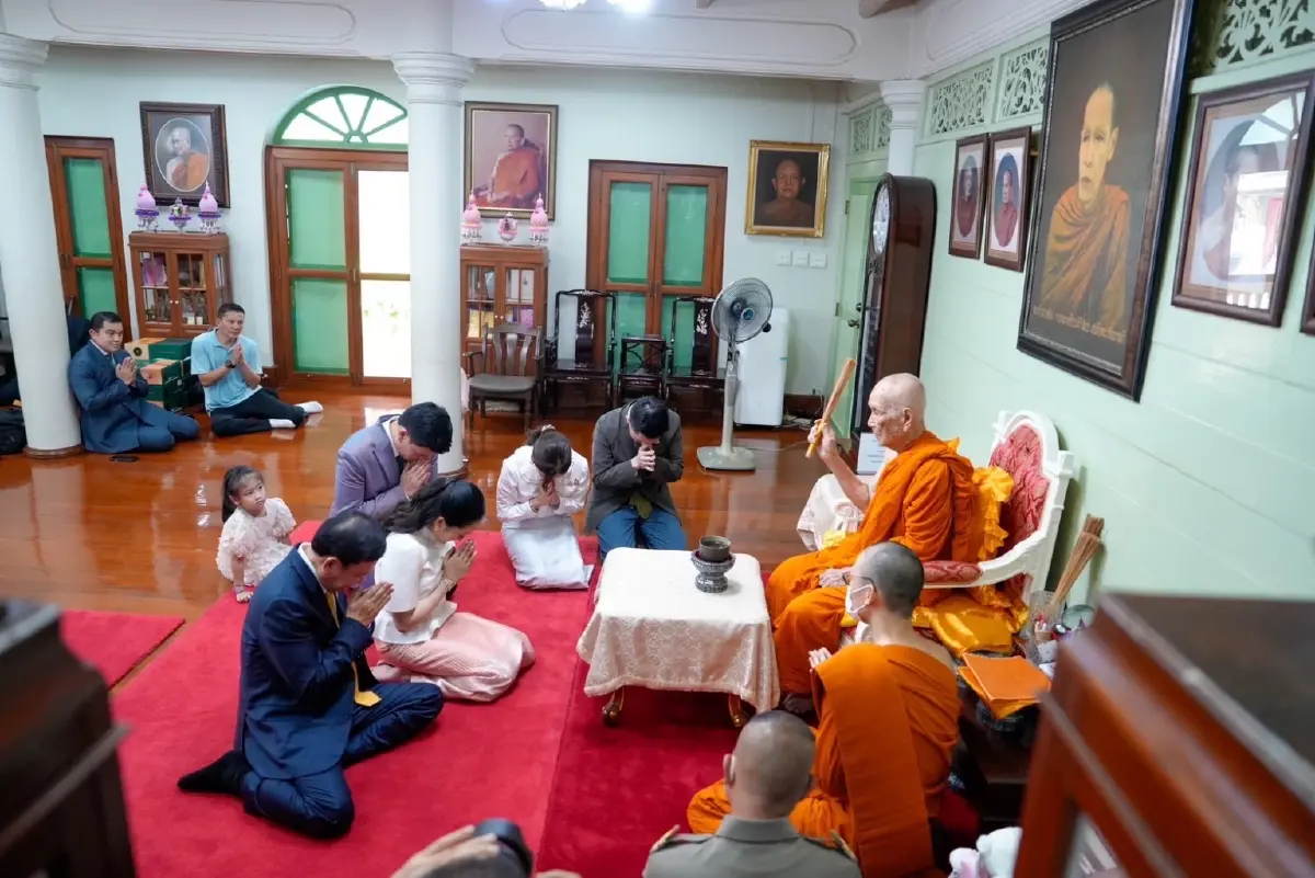 ‘ทักษิณ’ พา ‘แพทองธาร’ กราบ ‘สังฆราช’ เอม เชื่อ ผ่านอุปสรรควันนี้