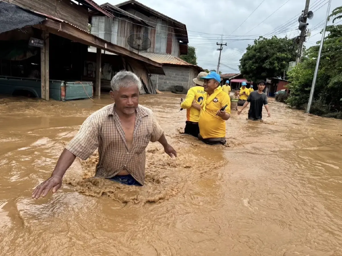 เตือน 'ธงแดง' หล่มสัก-หล่มเก่า ขนของหนีน้ำ หลังระดับน้ำป่าสักสูง