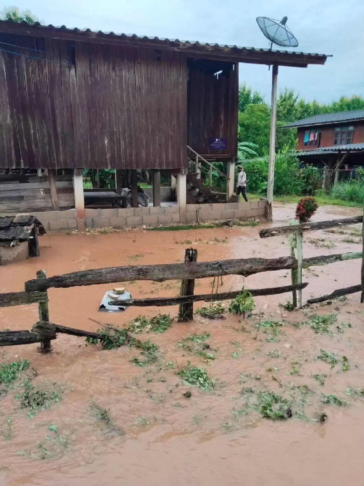 ฝนตกหนักลำปาง น้ำป่าไหลหลากท่วมบ้านแจ้ห่ม กระทบ 105 ครัวเรือน