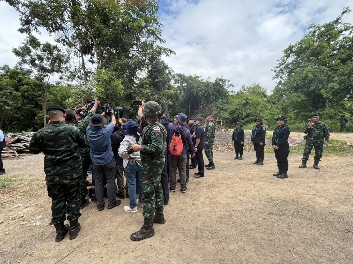 เสธ.เบิร์ด ลงพื้นที่ชายแดนไทย-กัมพูชา จุดชาวเขมรจะรื้อลวดหนาม