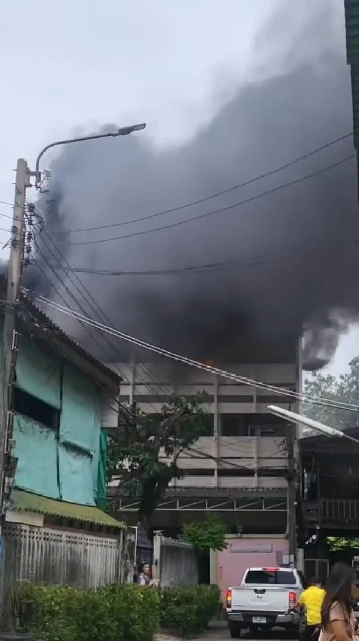 ด่วน ไฟไหม้บ้านปชช. ซ.เจริญนคร 46 เร่งช่วยเหลือผู้ติดค้างในอาคาร