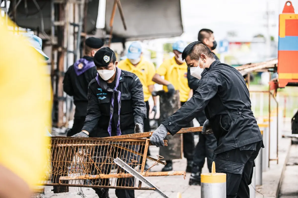 จิตอาสา เก็บกู้ซาก 7-11 ปตท.บ้านผือ ศรีสะเกษ ถูก BM-21 กัมพูชาตกใส่