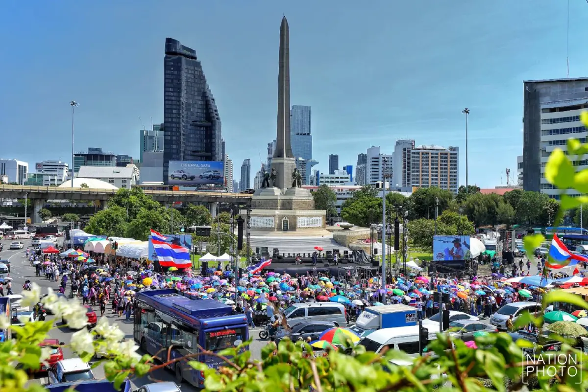 ภาพล่าสุด ม็อบชุมนุม อนุสาวรีย์ชัยฯ ตร.คุมเข้มพื้นที่ เช็กทางเลี่ยง