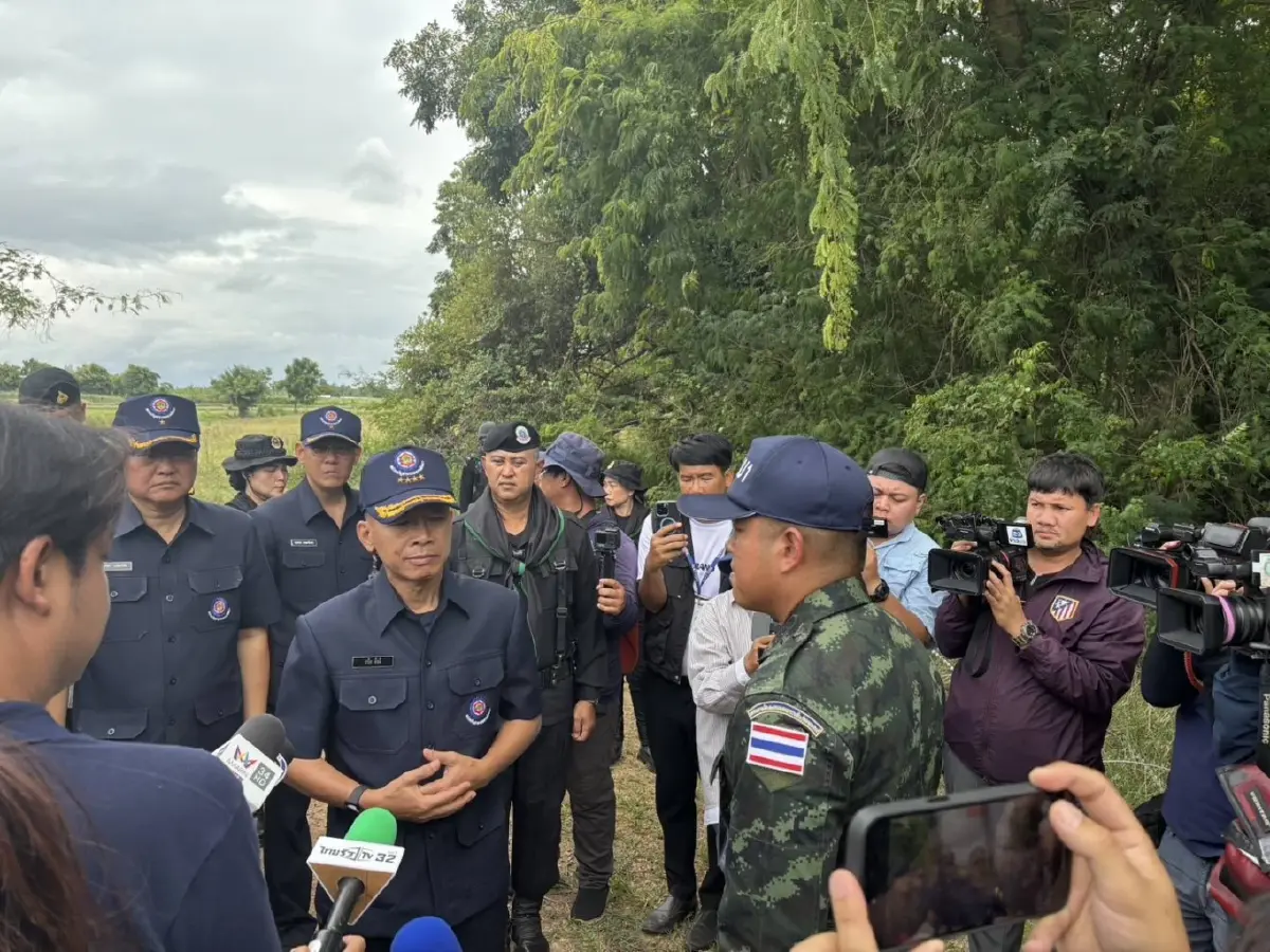 เสธ.เบิร์ด ลงพื้นที่ชายแดนไทย-กัมพูชา จุดชาวเขมรจะรื้อลวดหนาม